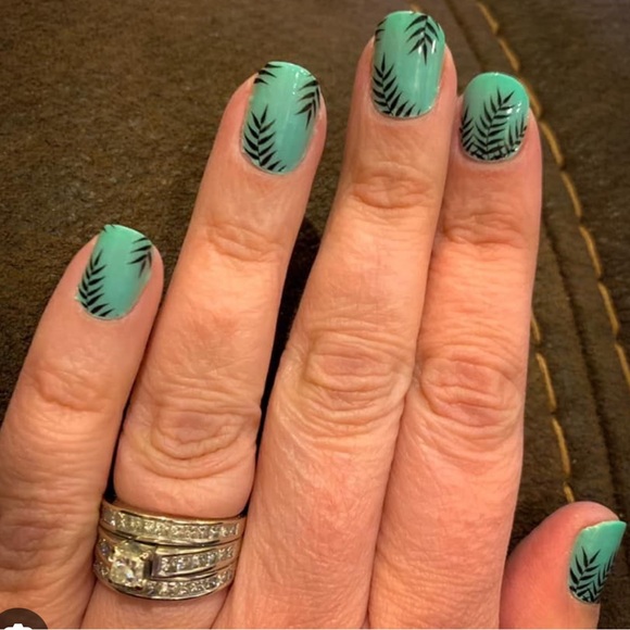 *Retired* Color Street: Palm Before the Storm | Tropical Summer Beach Palm Tree - Picture 4 of 12